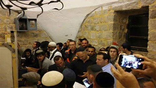 fanáticos judíos en el mausoleo de Yusef